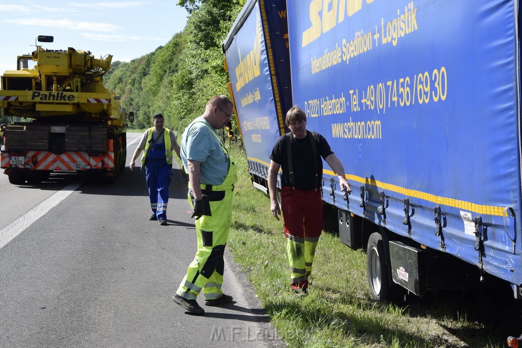 LKW in Boeschung A 3 Rich Frankfurt Hoehe Roesrath Lohmar P015.JPG - Miklos Laubert